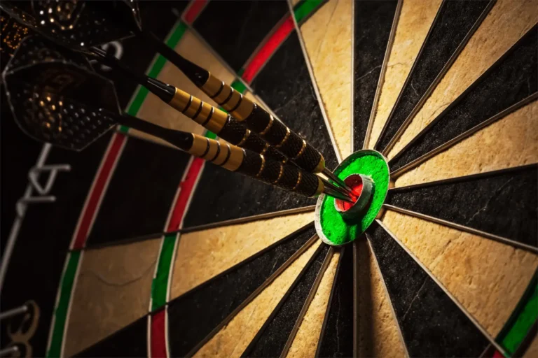 VM i Dart 2025 – PDC World Darts Championship Dartskive med 3 pile i rød bulls eye